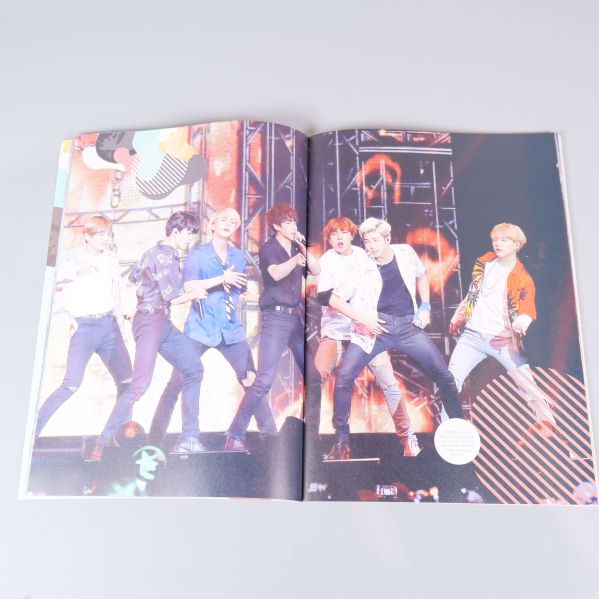 Uppslag i fanboken med BTS på scen