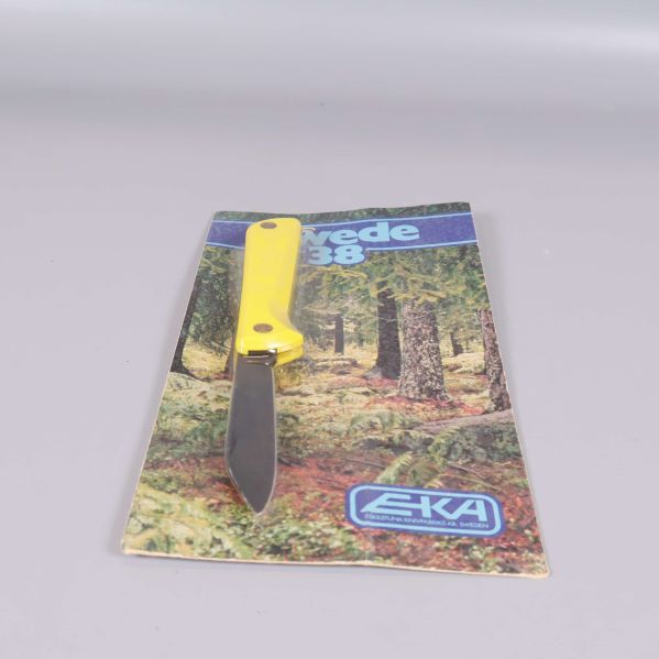 Fällkniv med gult handtag på EKA-förpackning Swede 38