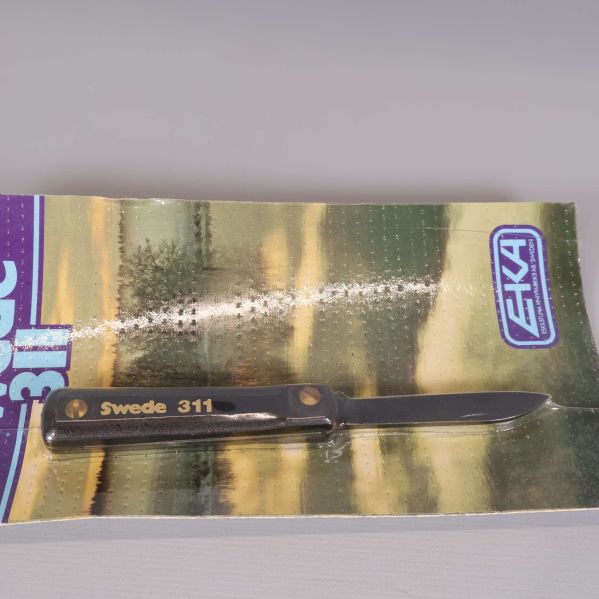 Närbild på handtag och blad med Swede 311-tryck
