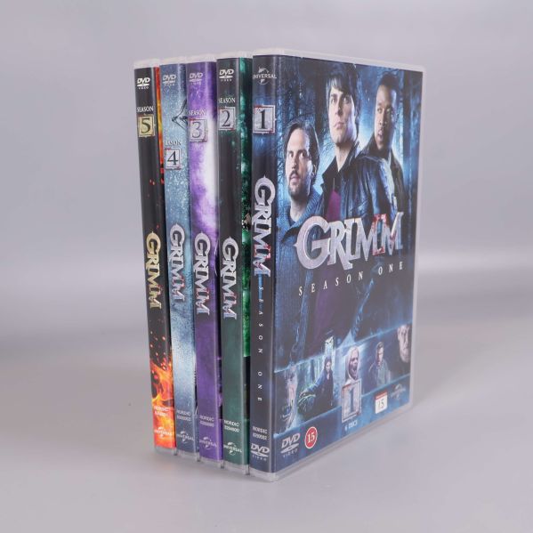 Fem dvd-fodral till Grimm tv-serie uppställda i rad