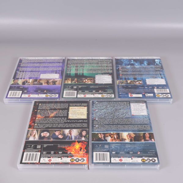 Baksidor av Grimm dvd-fodral med text och bilder