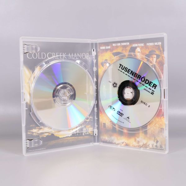 Öppet DVD-fodral med två Tusenbröder säsong 2-skivor