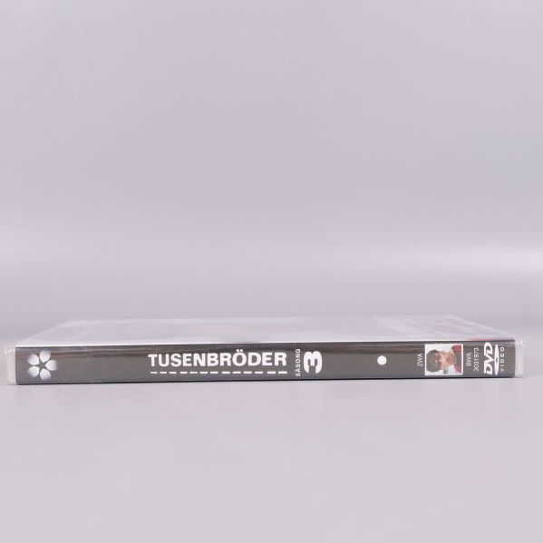 Spine av DVD-boxen Tusenbröder säsong 3 med tydlig text