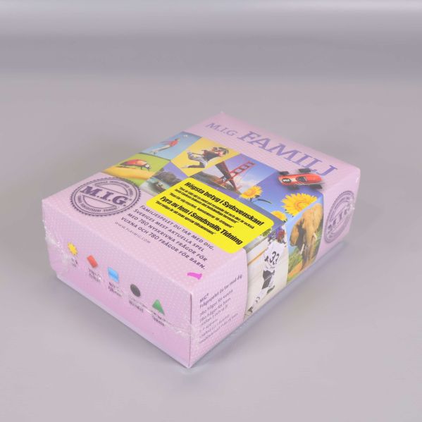 Sned vy på MIG Familj spelkartong med färgglada motiv