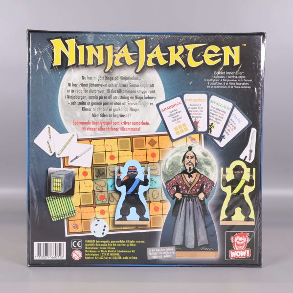 Baksida av NinjaJakten spel med spelplan och innehåll