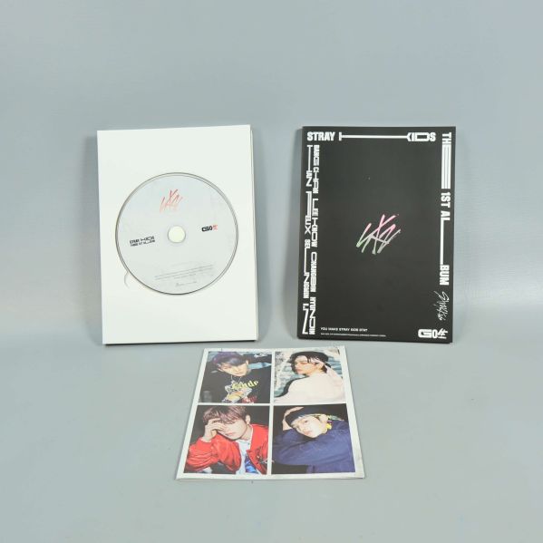 Innehåll i Stray Kids album; CD, booklet och fotokort visas