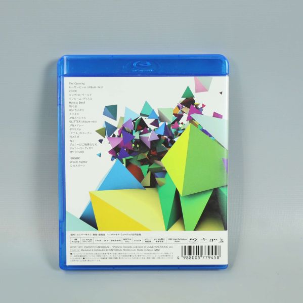 Baksida av blu-ray med geometriskt mönster och låtlista