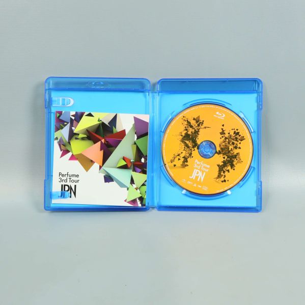 Öppen blu-ray med gul skiva och inneromslag