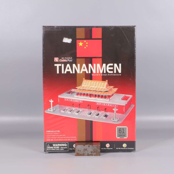 Framsida av Tiananmen 3D-pussel med röd design och byggnaden illustrerad