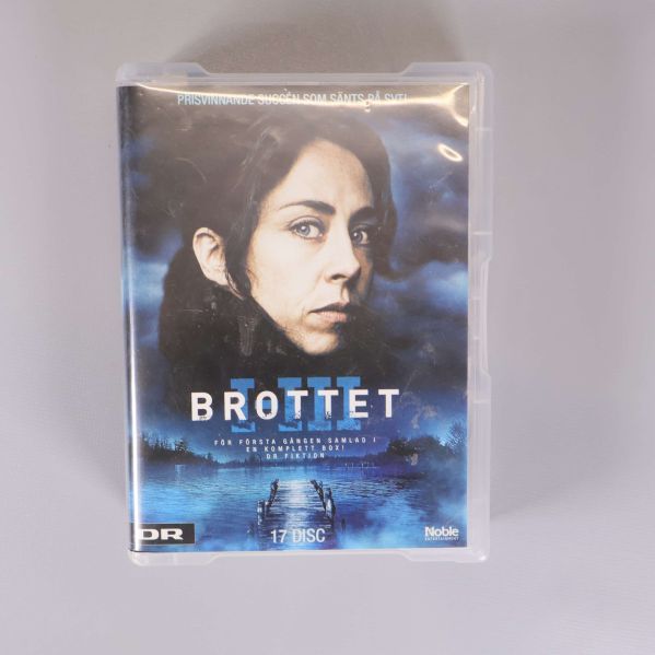 Framsidan av dvd-box för Brottet med omslagsbild och titel synlig