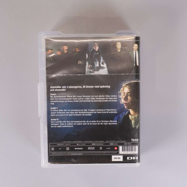 Baksidan av Brottet DVD-box med text och bilder från serien