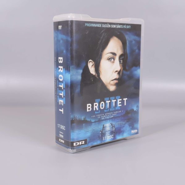 Brottet DVD-box fotograferad snett framifrån med tydlig brosch
