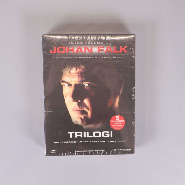 Framsida av DVD-box Johan Falk trilogi med porträtt
