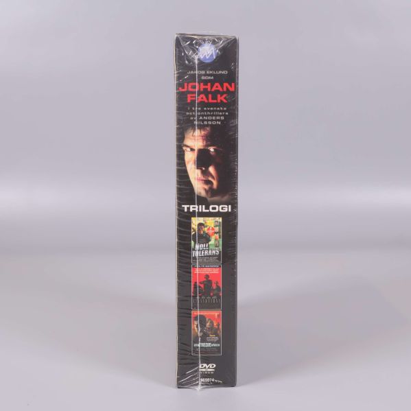 Rygg av DVD-boxen Johan Falk trilogi med filmtitlar