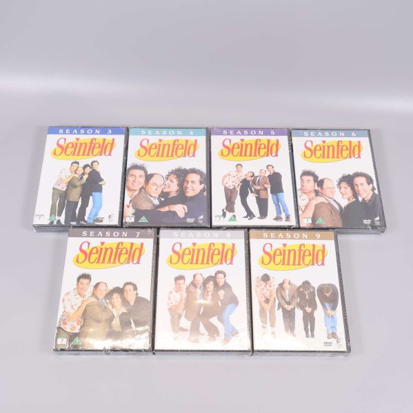 Framsidor av sju Seinfeld DVD-fodral säsong 3 till 9 uppställda