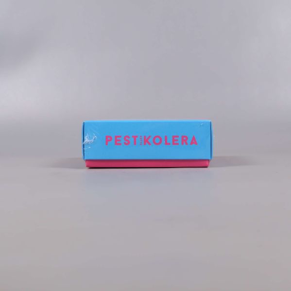 Fodralets översida med Pest Kolera i rosa text på blå bakgrund