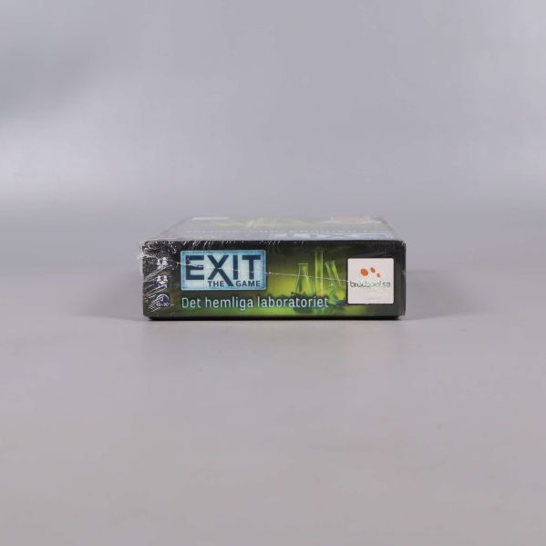 Nedre kortsidan av Exit the Game Det hemliga laboratoriet med speltitel och logotyp