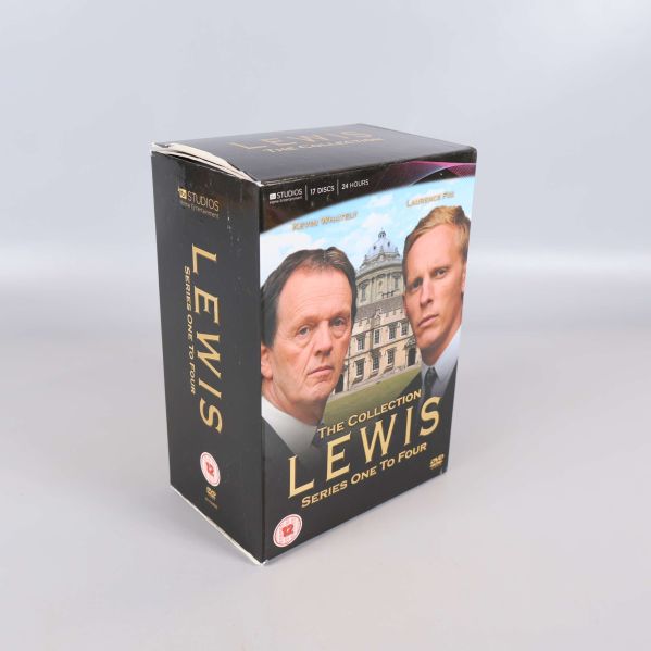 Lewis dvd-box står upprätt med framsidan synlig
