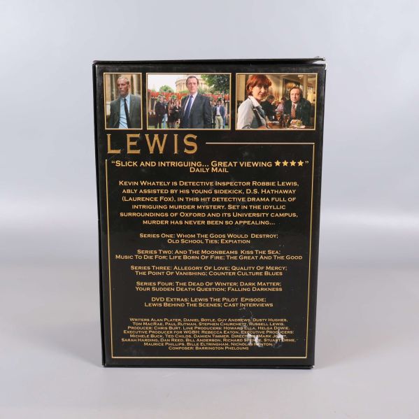 Lewis dvd-box baksida med text och bilder från serien