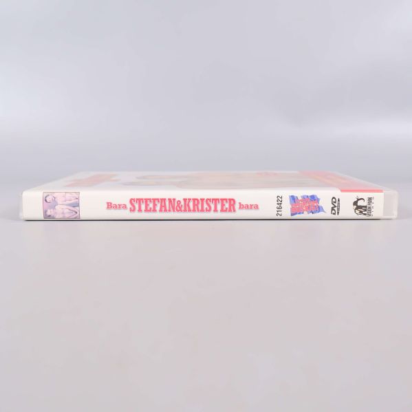 DVD-fodralets rygg med titel och symboler