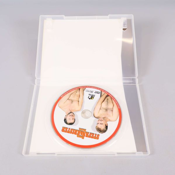 Öppen DVD-förpackning med skiva i hållaren