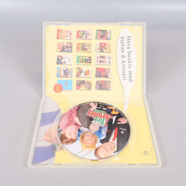 DVD-fodral öppet med synlig skiva och reklamblad