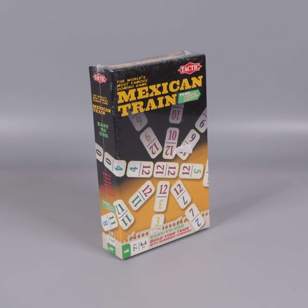 Mexican Train domino-spel står vinklat med synliga dominobrickor och förpackning