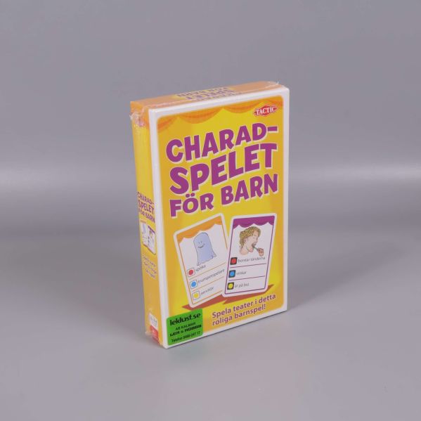 Charadspelet för barn i trekvarts vinkel med framsidan synlig