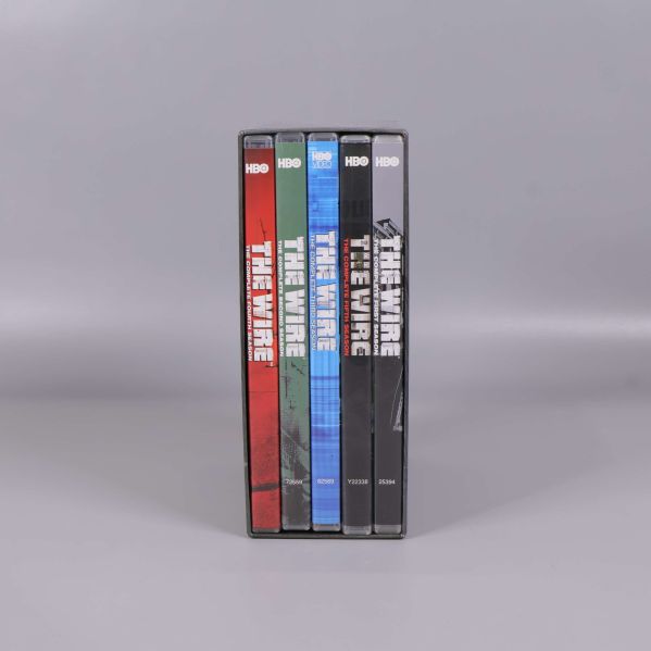 Fem dvd-fodral med The Wire tryckta på ryggarna