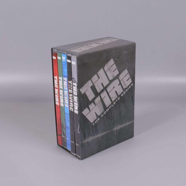 The Wire box öppnad med fem dvd-fodral synliga