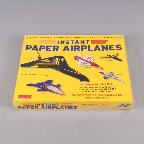 Framsidan på förpackningen till Instant Paper Airplanes med färgglada flygplansillustrationer