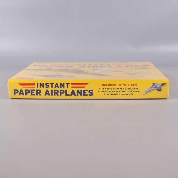 Sidan av förpackningen med texten Instant Paper Airplanes och detaljer om innehållet