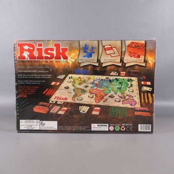 Baksidan av Risk med spelbräde, plastpjäser och tillbehör