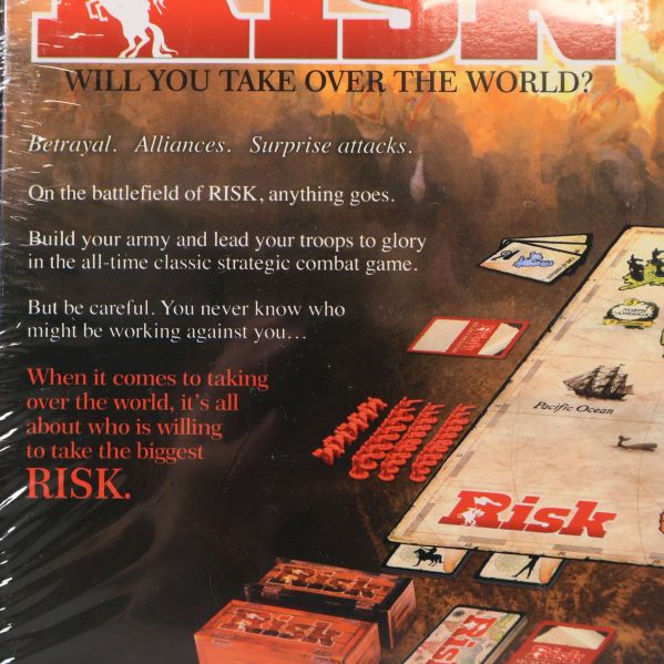 Närbild på baksidan av Risk med spelbeskrivning på engelska