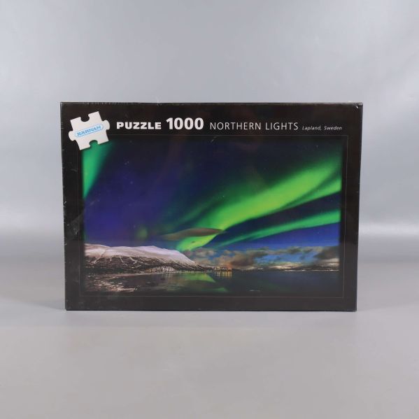 Framsida av pusselask med norrskensmotiv och texten Puzzle 1000 Northern Lights