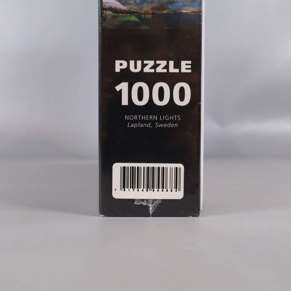 Närbild av kortända med texten Puzzle 1000 och Northern Lights Lapland Sweden