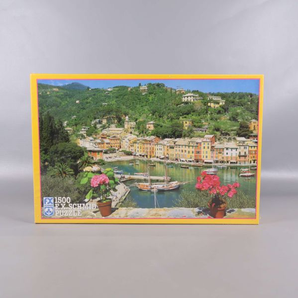 Framsidan av pusselbox med italienskt bymotiv och blommor