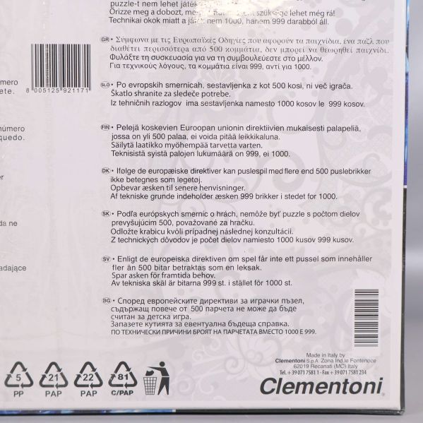 Närbild baksida på pussellådan, text och Clementoni-logotyp synliga