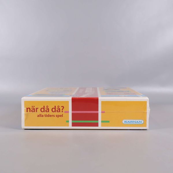 Närbild på sidan av spelboxen med logotyp och namn