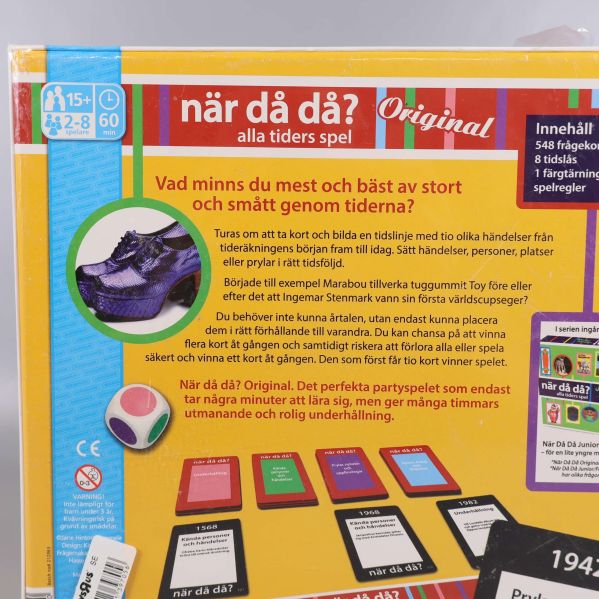 Detaljbild av spelboxens baksida med regler och åldersrekommendation