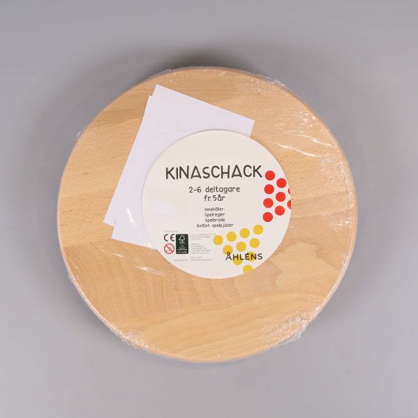 Baksidan av kinaschack med etikett och instruktioner