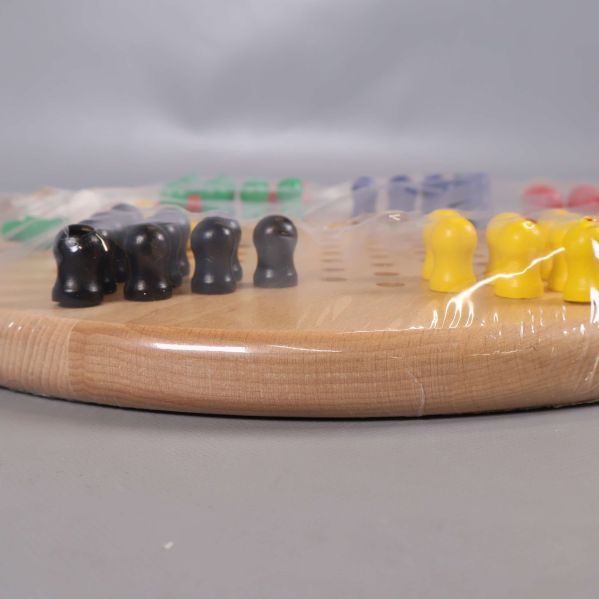 Sidovy av kinaschackets träbräde och spelpjäser