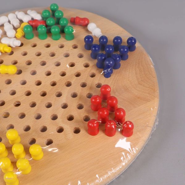 Närbild av blå och röda kinaschackpjäser på spelbrädet