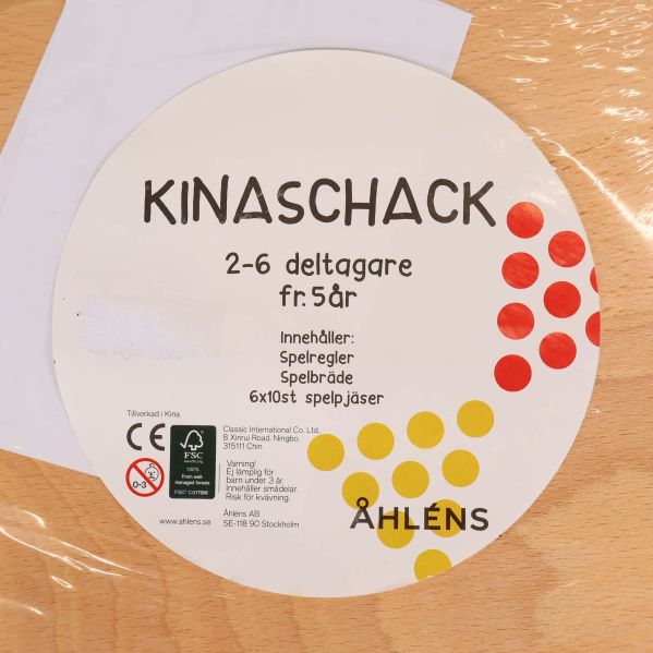 Etikett på kinaschack med information om antal spelare och ålder