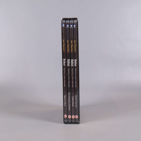 Fyra individuella DVD-fodral ur boxen står uppradade