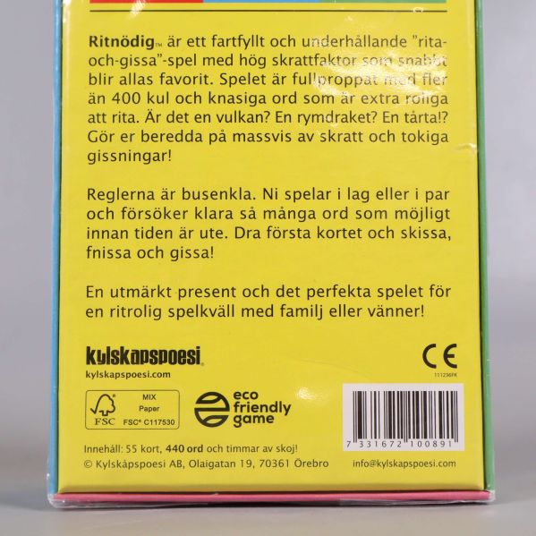 Närbild av baksidan på Ritnödig med spelets instruktioner och kontaktinformation