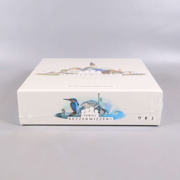 BEZZERWIZZER familjespel box med blå fågel och illustration