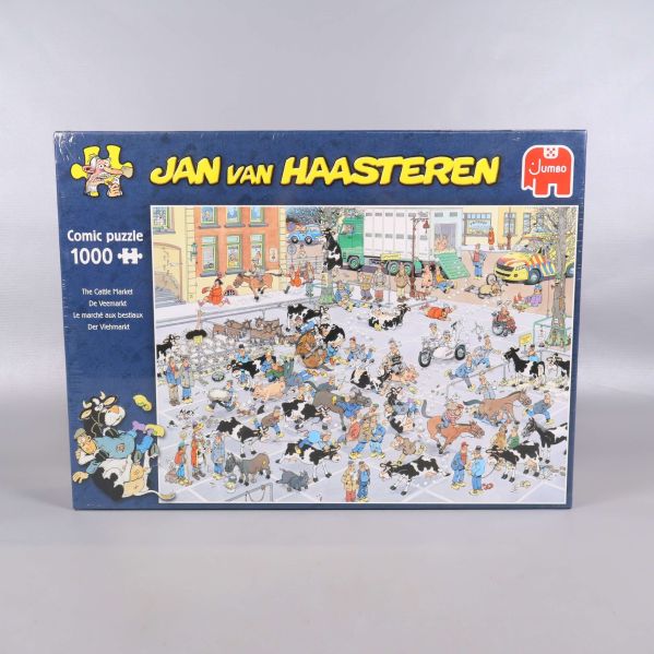 Framsidan av pusselasken med färgglatt motiv och text Jan van Haasteren