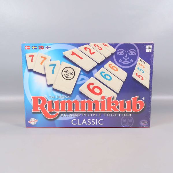 Framsidan av Rummikub Classic-spel med brickor och logotyp