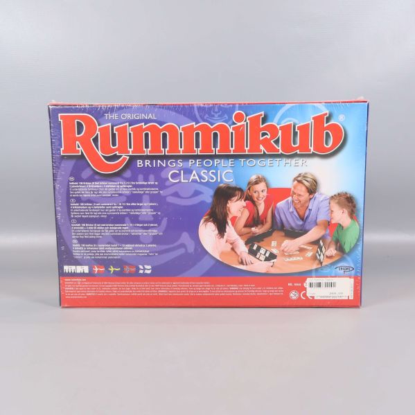 Baksida av Rummikub Classic-spel med beskrivning och familjebild